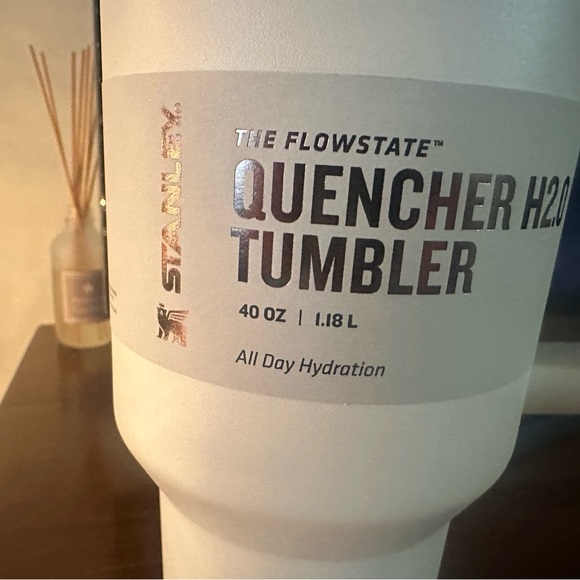 Stanley THE QUENCHER H2.0 FLOWSTATE™ TUMBLER (SOFT MATTE) | 40 OZ - Picture 2 of 5